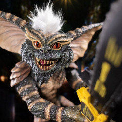 GREMLINS Statuette Gremlin Stripe with Chainsaw Ikon Collectables