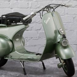 VACANCES ROMAINE Statue Vespa 125 1951 Blitzway