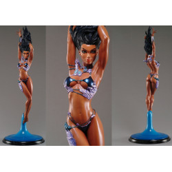 FATHOM statue Aspen Matthews en bikini