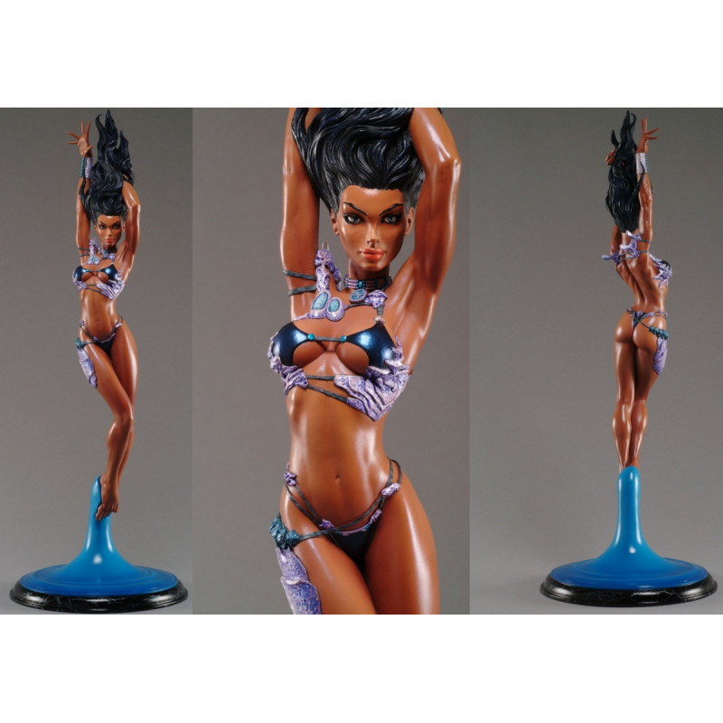 FATHOM statue Aspen Matthews en bikini