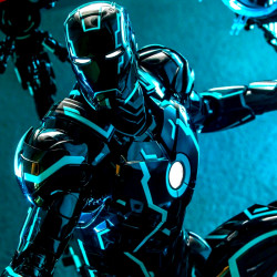 IRON MAN 2 Figurine Neon Tech Iron Man with Suit-Up Gantry Hot Toys