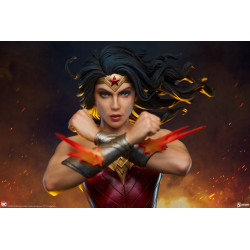 Statue Wonder Woman Saving the Day Premium Format Sideshow DC Comics
