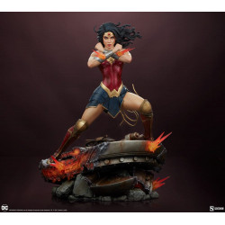 Statue Wonder Woman Saving the Day Premium Format Sideshow DC Comics