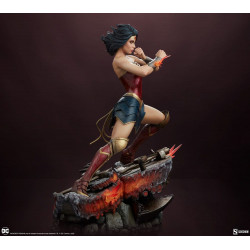 Statue Wonder Woman Saving the Day Premium Format Sideshow DC Comics