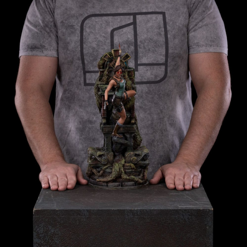 Statuette Lara Croft sur sa moto par Dark Horse - Croft Collection